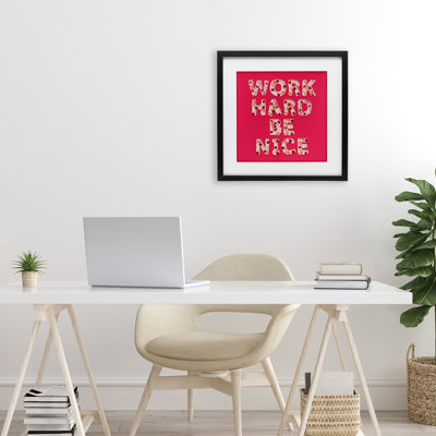«Work Hard Be Nice», reproduction sous verre encadrée, design par Lish Creative