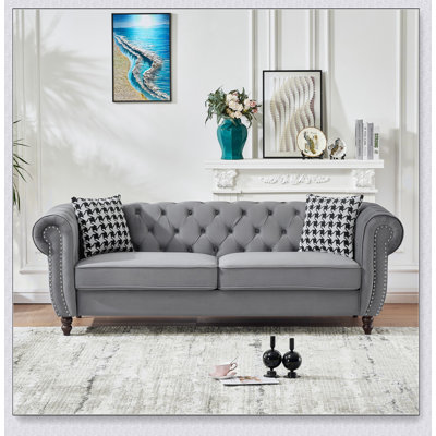 Canapé Chesterfield luxueux en velours avec accoudoirs arrondis et clous décoratifs, style moderne du milieu du siècle, 3 places, idéal pour salon, bureau ou appartement.