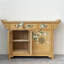 Armoire décorative peinte dans le salon