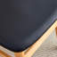 Chaises de salle à manger élégantes en bois massif durable (4 unités): petit dossier incurvé, coussin en polyuréthane, belle forme, parfait pour les salles à manger et la vie quotidienne