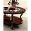 Table basse traditionnelle avec tablette inférieure ouverte et détails en métal ornés du bois massif du salon