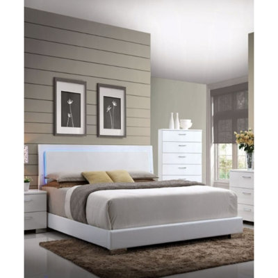 Grand lit en cuir synthétique blanc avec pieds blancs Lorimar