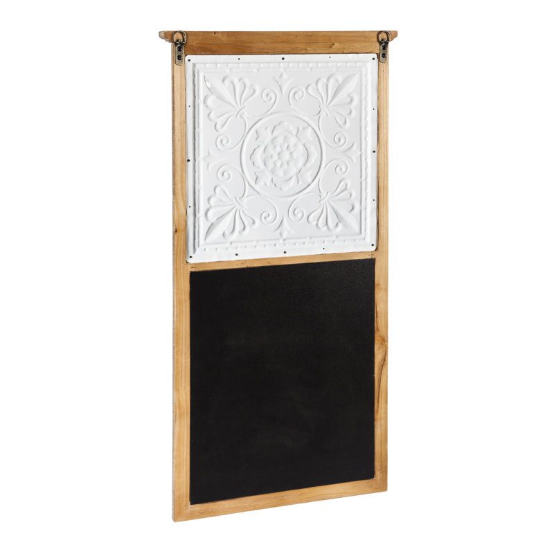 Tableau noir fixé au mur