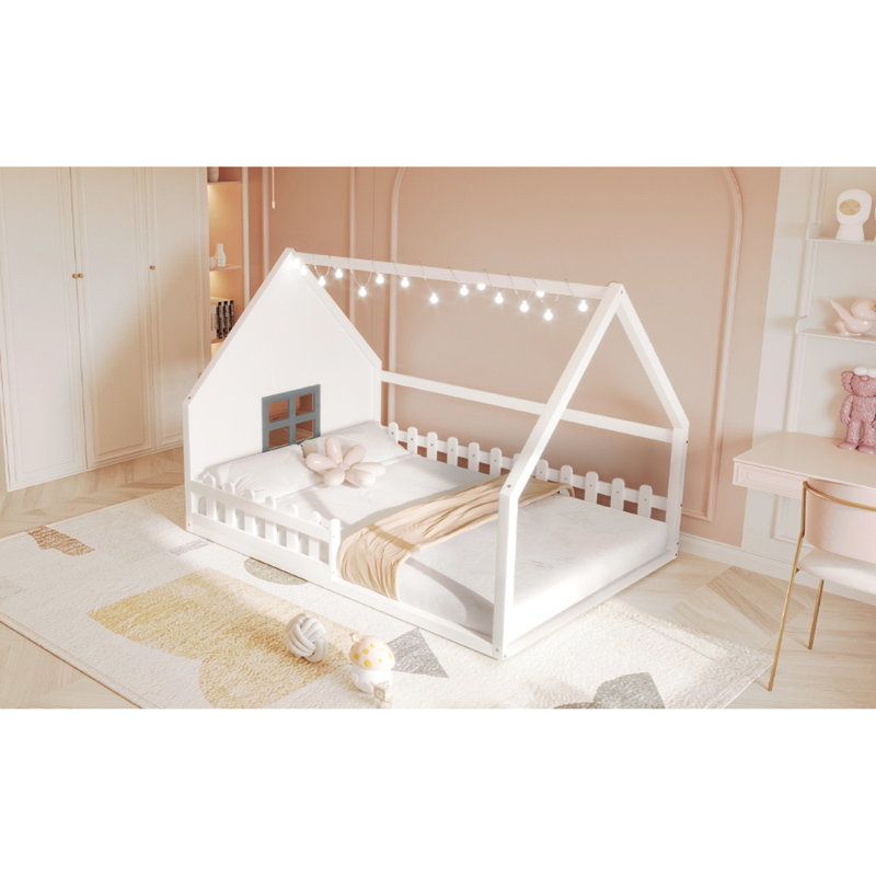 Lit double en bois avec fenêtre et clôture, un espace de rêve pour les enfants