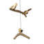 Sculpture mobile suspendue à deux niveaux, représentant trois oiseaux, en bois naturel côtier et bois flotté, 76 cm de haut.