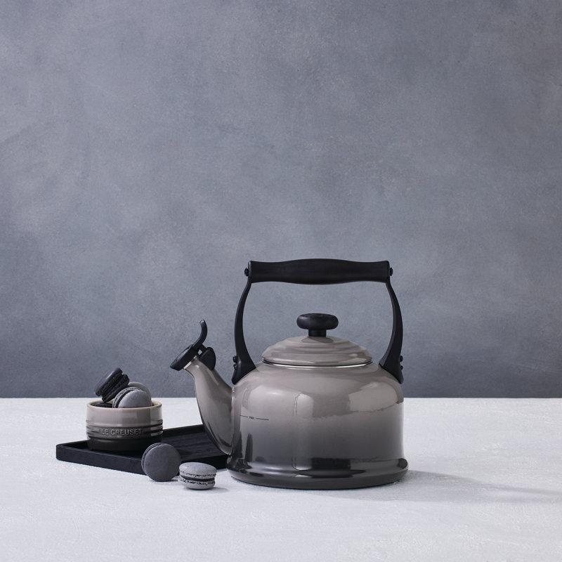 Le Creuset Traditional Kettle with Fixed Whistle 2.1L, Flint