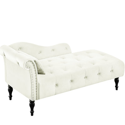 Chaise longue en velours blanc avec boutons gracieux, pieds en bois massif stables, garniture cloutée et oreiller - pour un confort douillet