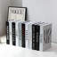 Livre décoratif noir et blanc, décor de faux livre de mode