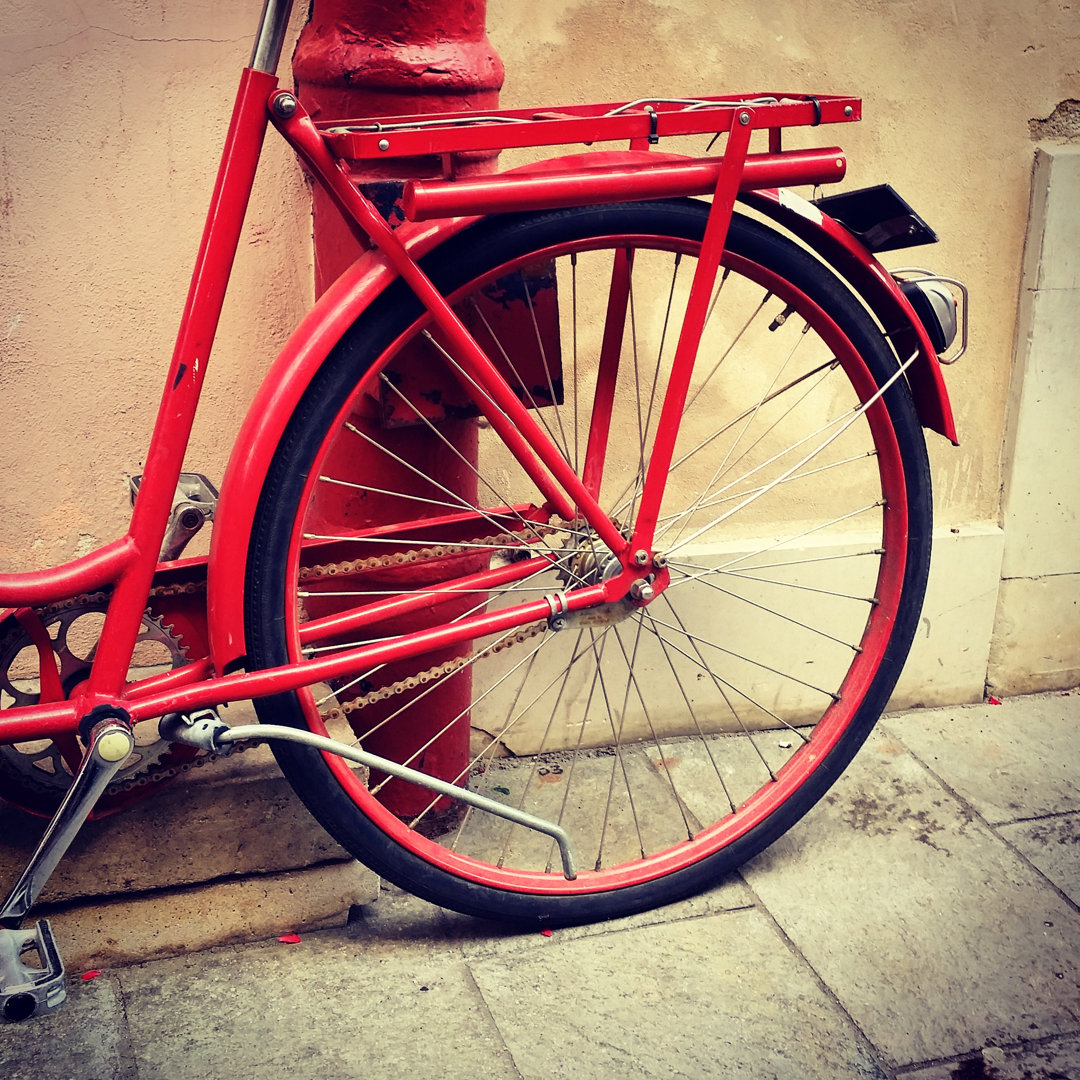 Floy Red Bicycle Wheel von Megustadesign - Wrapped Canvas Photograph