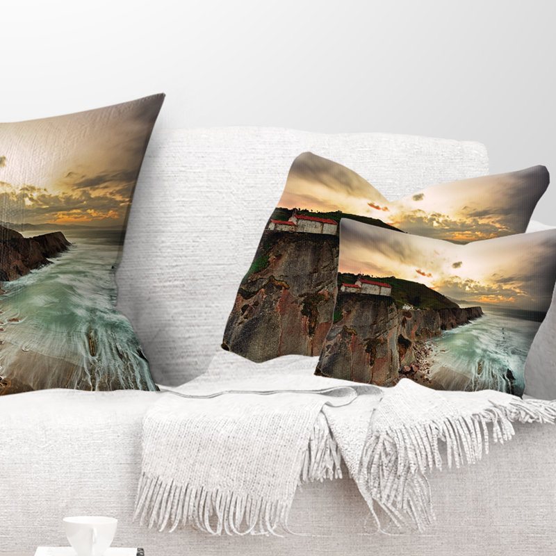 Coussin lombaire en mer au-dessus de rocky hill