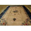 Joli motif floral dans un tapis chinois antique à fond beige