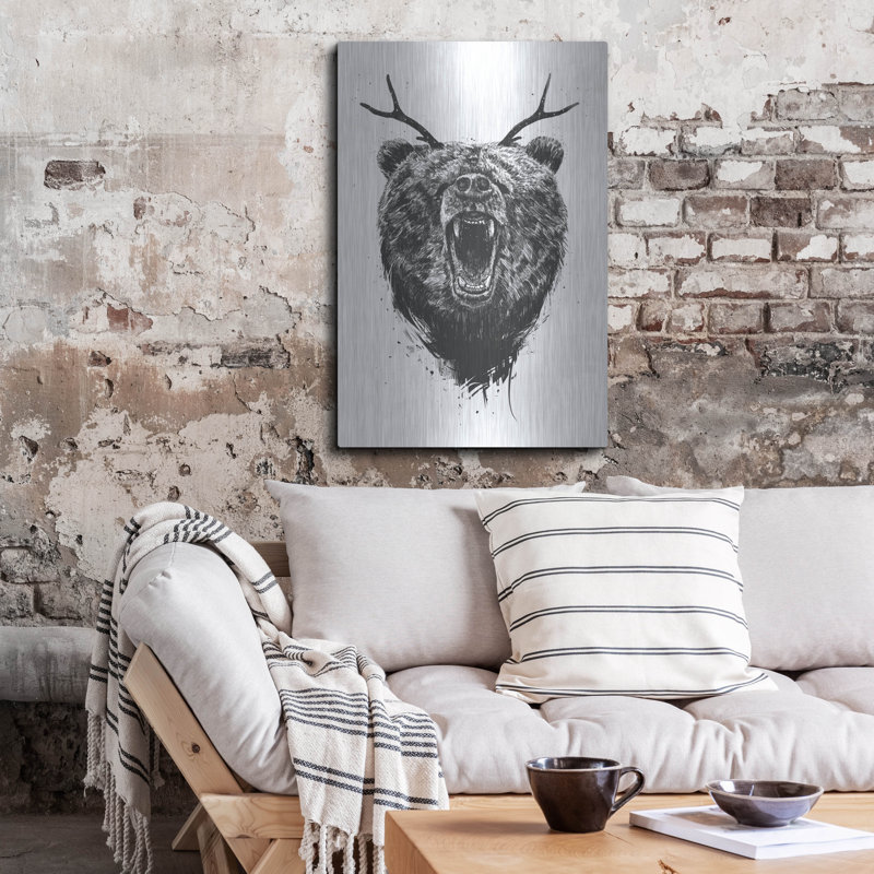 «Angry Bear With Antler» par Balazs Solti, H 36 po x l 24 po