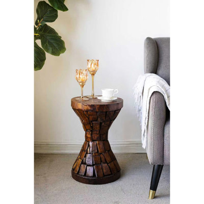 Table d'appoint en bois brun, 30 x 30 x 46 cm, motif mosaïque, résistante et durable, idéale pour une chambre ou un salon de style rustique.