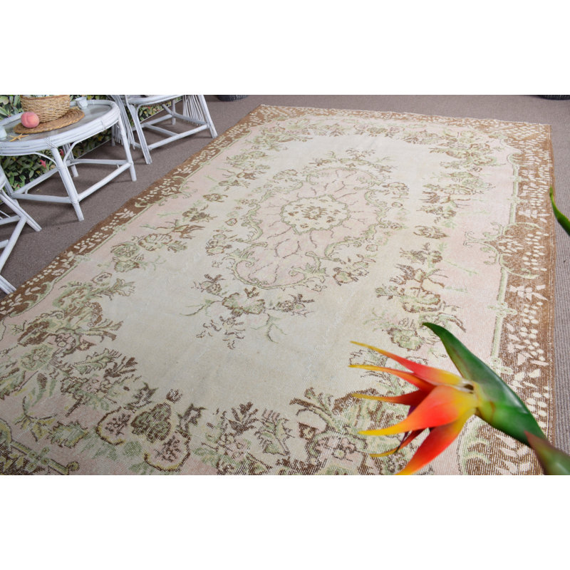 Tapis turc antique Oushak avec un élégant motif floral bohémien pour un décor de salon élégant
