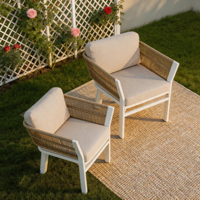 Ensemble de 2 chaises de salle à manger d'extérieur, structure en aluminium blanc avec coussin beige résistant aux intempéries, chaises de patio modernes en rotin, sièges toutes saisons d'une capacité de 300 lb pour la terrasse