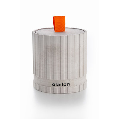 Élégante bougie d'essence ambrée, contenant en béton gris, 3,1 x 3,4 po | Mélange de paraffine et de soja de qualité supérieure, 7,1 oz | Parfait pour la décoration intérieure, la détente et les cadeaux | Ruban élégant pour toute occasion