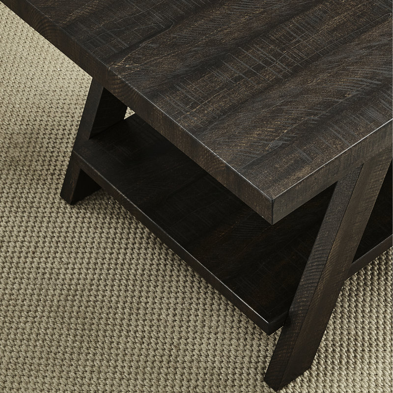 Table d'appoint contemporaine avec tablette en bois au fini patiné, plateau de table rectangulaire, aspect des pieds évasés, bois, l 23,5 po x P 14 po et H 22 po. Compartiment de rangement supplémentaire d'apparence extra