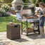 Table d'appoint avec couvercle de réservoir en propane robuste en rotin tissé à la main avec cadre de support stable et plateau plat lisse pour barbecue dans la cour arrière-126109444