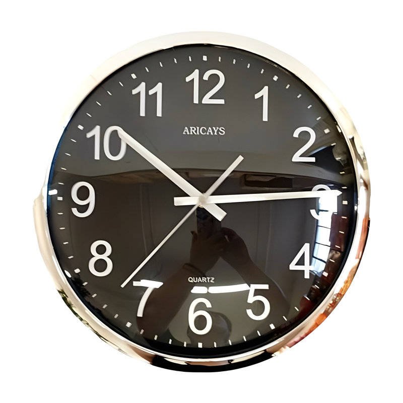 L'horloge murale 12,5 "H à chiffres romains rétro noir et or ajoute un charme intemporel à toute idée de cadeau unique