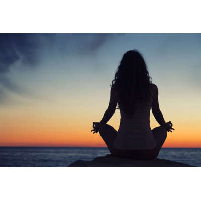 Yoga méditation au coucher du soleil par Srdjanpav