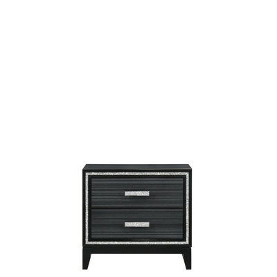Élégante table de chevet noire avec détails réfléchis - l 28 po x H 26 po, 2 tiroirs en bois synthétique patiné pour les essentiels de chambre à coucher et la sophistication dans le décor