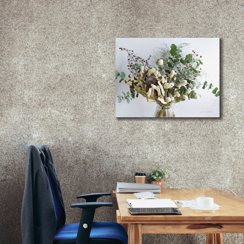 «Eucalyptus Arrangement» par Elise Catterall, estampe numérique sur toile, H 26 po x l 34 po x P 1,5 po