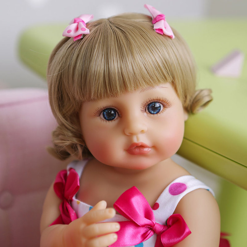 Poupée fille nouveau-né