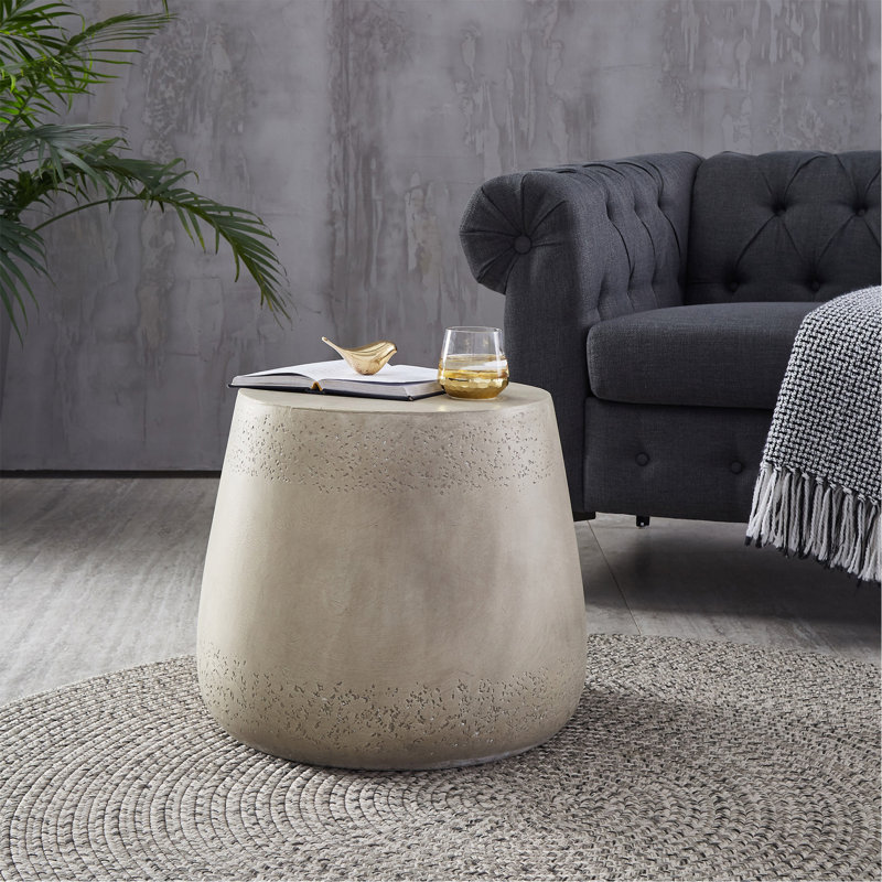 Charmante table d'appoint en béton avec une forme de tambour unique pour les espaces élégants