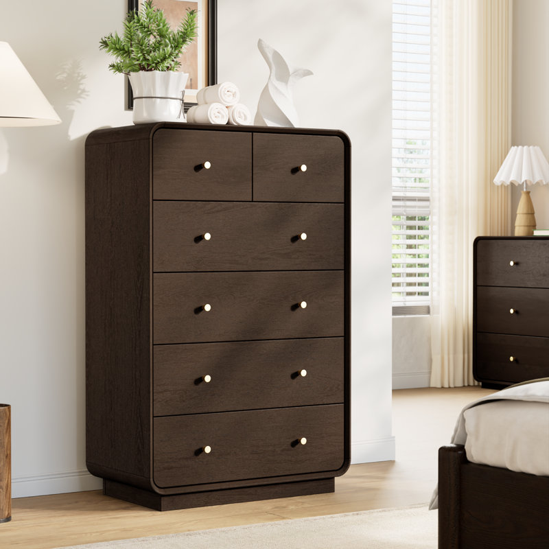 Commode 6 tiroirs pour la chambre à coucher, commode moderne de 43,3 po de hauteur avec profil incurvé, meuble télé en bois avec poignées en métal doré, grande commode 6 tiroirs pour la chambre à coucher, le salon. Noyer