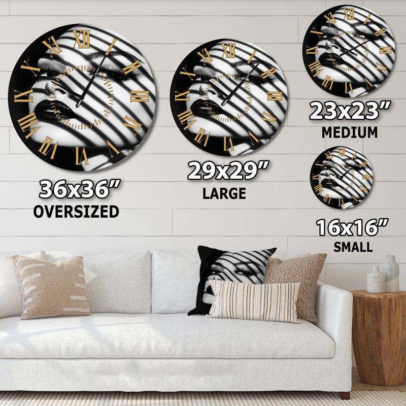 Horloge murale en métal Art Déco Monochrome Glam Muse, Médium