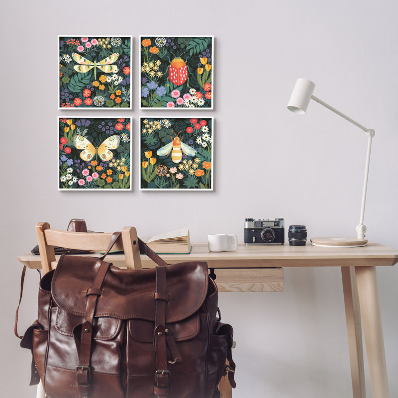 Insectes parmi les fleurs sauvages, encadré par Jennifer Brinley Levison Designs, Giclée encadrée blanc bord de mer