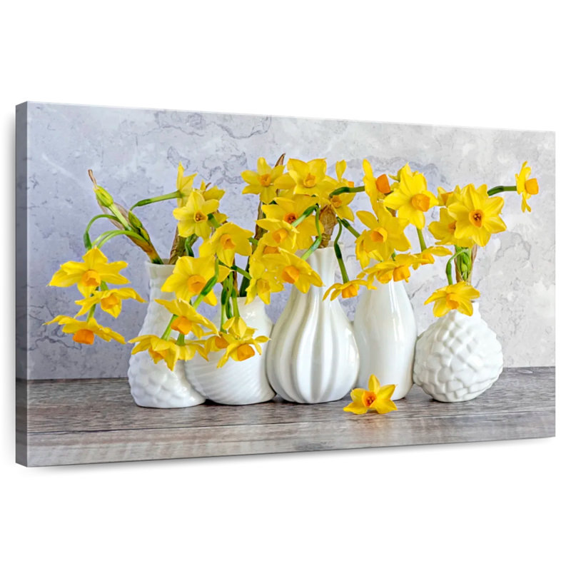 Jonquilles Harnek dans des vases blancs, H 34 po x l 51 po
