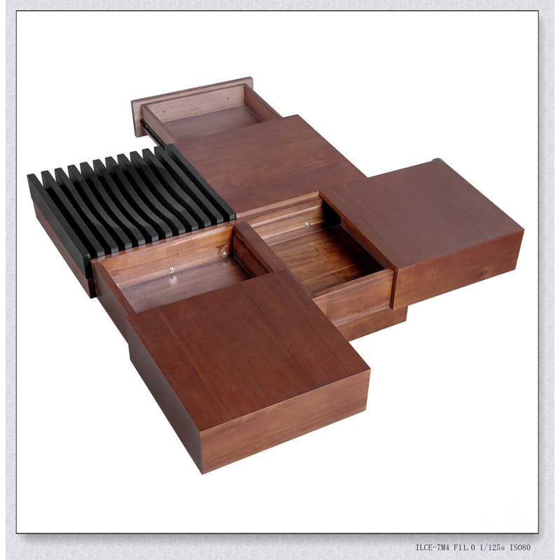 Table basse de rangement d'inspiration rétro en bois d'acacia italien, alliant élégance rétro avec fonctionnalité moderne et durabilité.