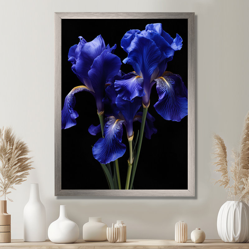 Élégants iris en noir et bleu - Art mural iris, Cadre simple argenté, H 32 po x l 24 po x P 1 po