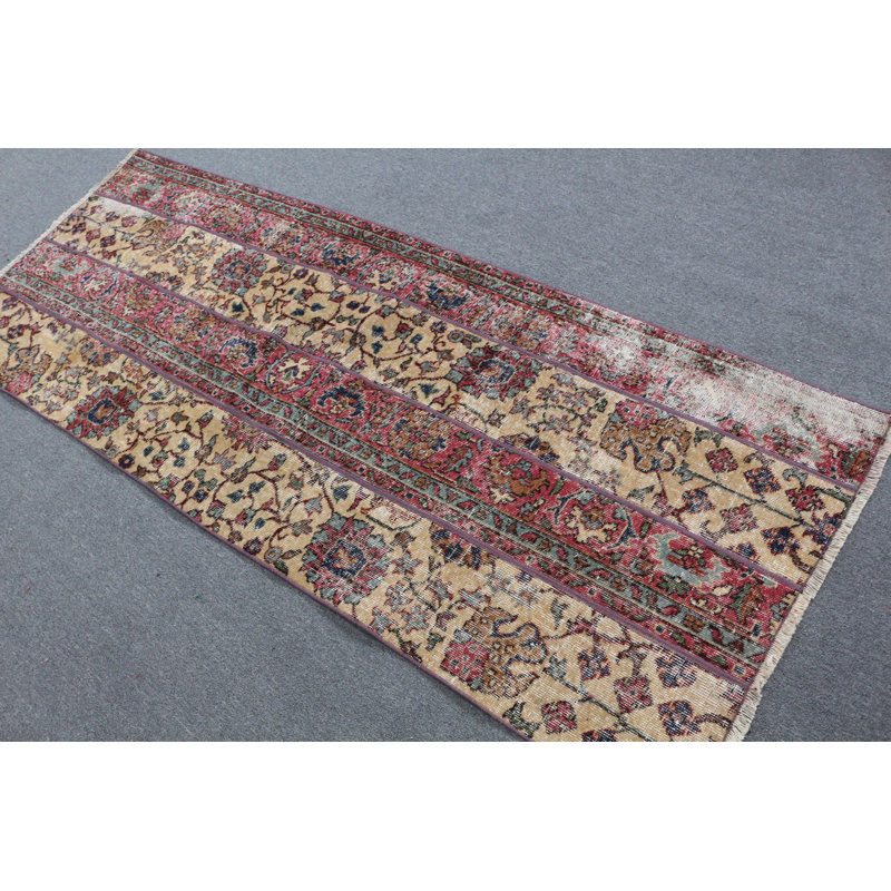 Charmant tapis turc rouge antique en laine biologique avec des motifs floraux pour votre entrée