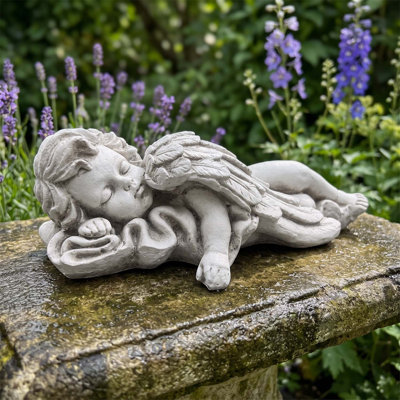 Statue ange allongé en oxyde de magnésium pour un décor de jardin et de patio résistant aux intempéries, détail exquis et design durable