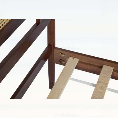 Très grand lit en bois de pin avec tête de lit en rotin, pieds de soutien renforcés pour plus de durabilité et de style, finition noyer