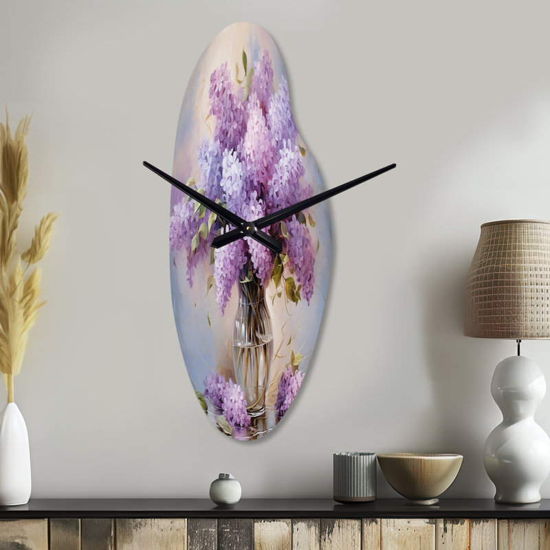 Lilas romantique Impression I - horloge murale incurvée traditionnelle en métal, impression d'horloge asymétrique, Grand