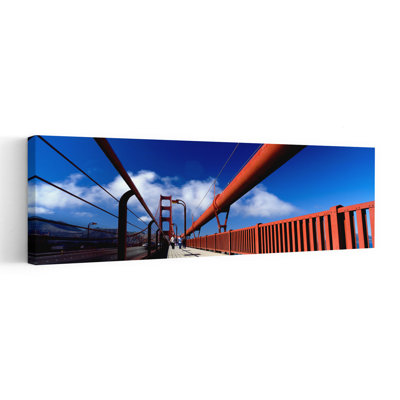 Touriste marchant sur un pont, Golden Gate Bridge, San Francisco, Californie, États-Unis, art mural contemporain contemporain