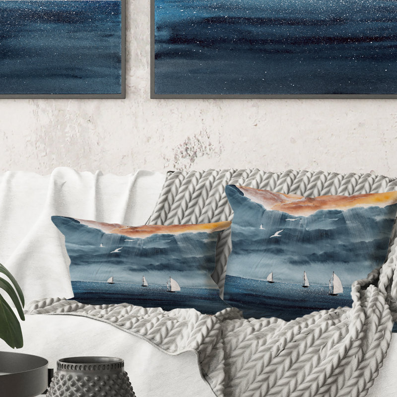 Coussin blanc à voile dans une mer scintillante et apaisante, 18 po x 18 po