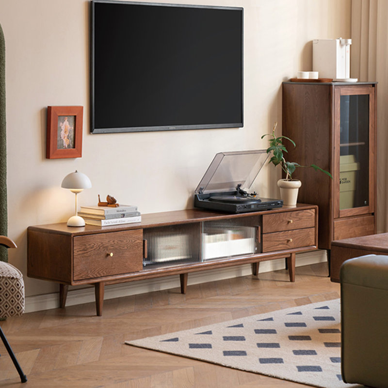 Meuble télé en chêne avec portes coulissantes en verre nervuré, H 17,71 po x L 86,61 po x l 13,78 po