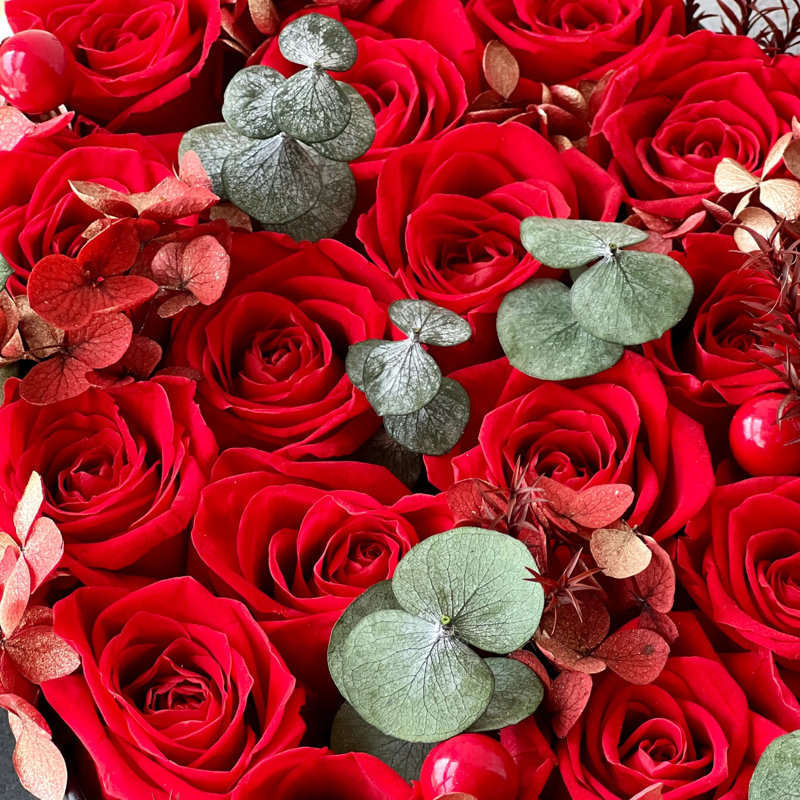Arrangement de roses en boîte