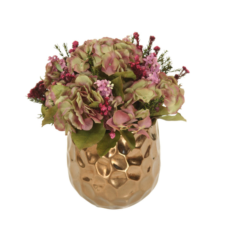 Hortensias vert lavande, remplissage de prune dans un contenant doré