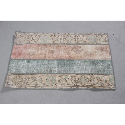 Tapis patchwork rétro en laine antique vert et beige par les artisans turcs, idéal pour le vestibule