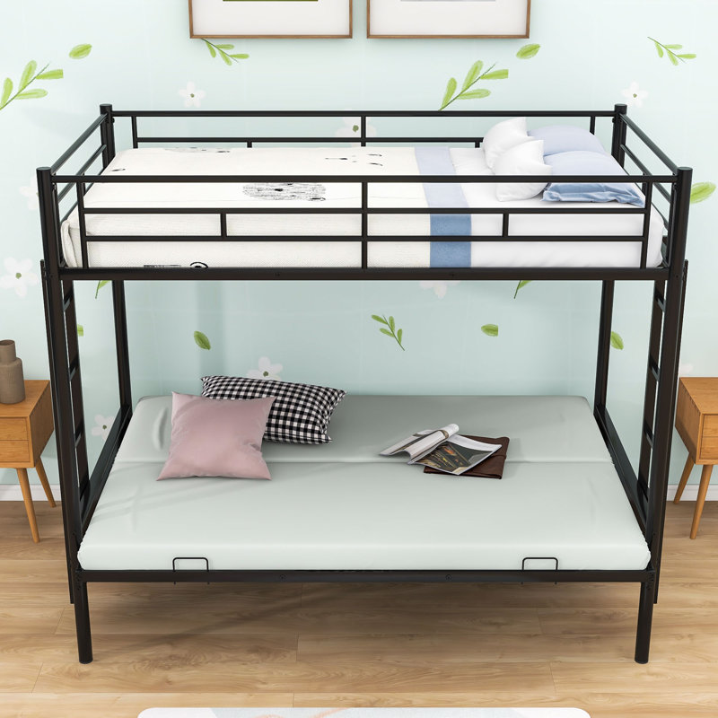 Lit superposé simple au dessus d'un lit double en métal avec futon convertible, garde-corps et échelle