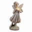 Fille tenant une statue de jardin éclairée par un papillon à énergie solaire à DEL