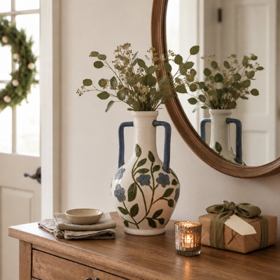 Vase en céramique floral peint à la main avec un glacis mat et deux poignées; présente une silhouette élancée à long cou, un récipient idéal pour les arrangements floraux de style rustique sur les entrées ou les tables de salle à manger.