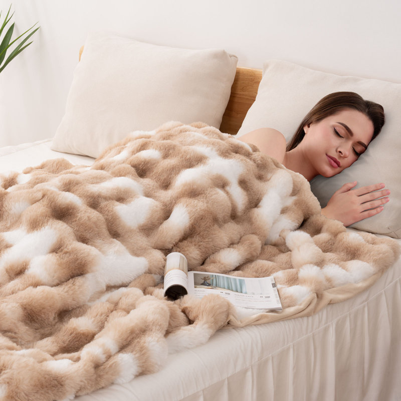 Cozy and Comfortable Faux Fur Blanket A soft, plush blanket perfect for sofas, featuring a fluffy, thick, and plush texture. Ideal for sofas, bedrooms, and living rooms.