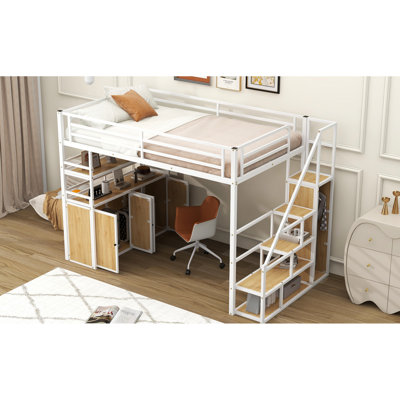 Lit mezzanine en métal blanc avec solutions de rangement: escalier, garde-robe, tablettes, casiers. Optimisation de l'espace pour des espaces limités. Construire. Facile à assembler: rangement, dortoir et chambres d'amis. Stable. À