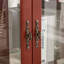 Vitrine 2 portes avec portes en verre trempé, armoires de terrasse avec panneau arrière en miroir et tablettes réglables, vitrine éclairée pour la maison, ampoule de bureau incluse